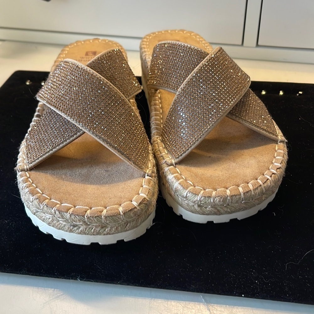 WHITE Mountain Kimberly Criss Cross Gold Glittery Slide Sandals. Size 10.D750